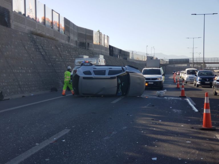 Dos lesionados en choque y volcamiento