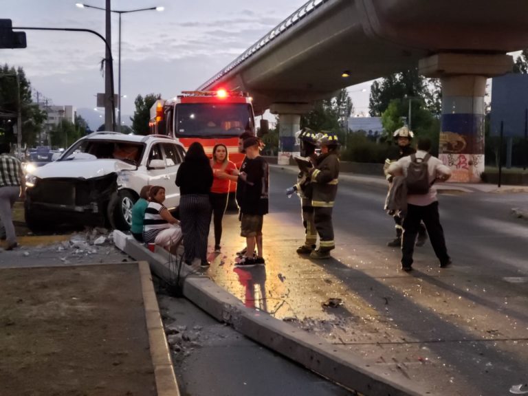 Tres lesionados en violenta colisión entre camioneta y bus