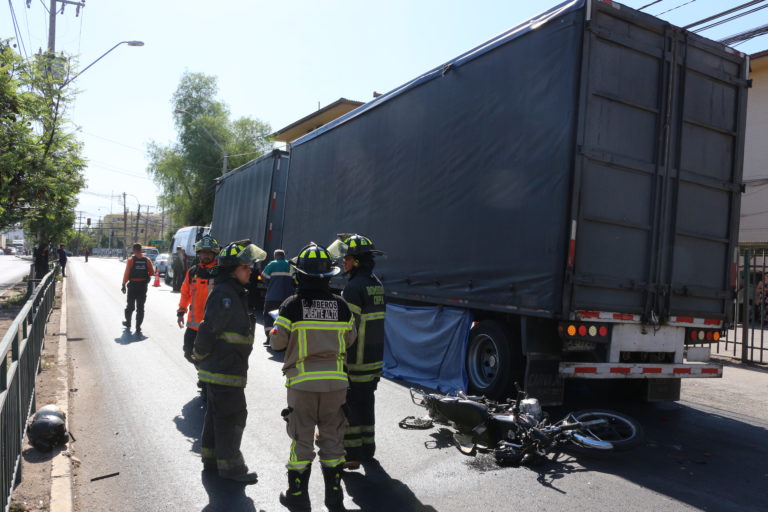 Fatal accidente en Domingo Tocornal: Motorista chocó con un auto y fue embestido por un camión