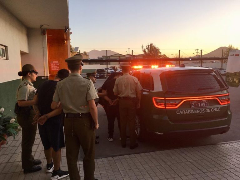 En auto clonado arrastraban furgón robado