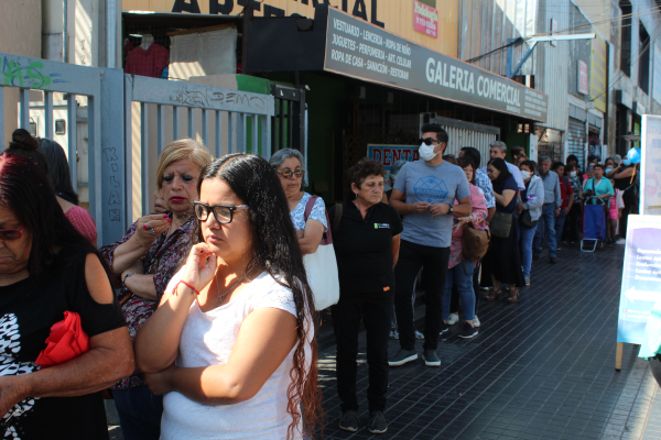 Adultos mayores tuvieron que hacer larga fila para el pago de pensiones y bonos