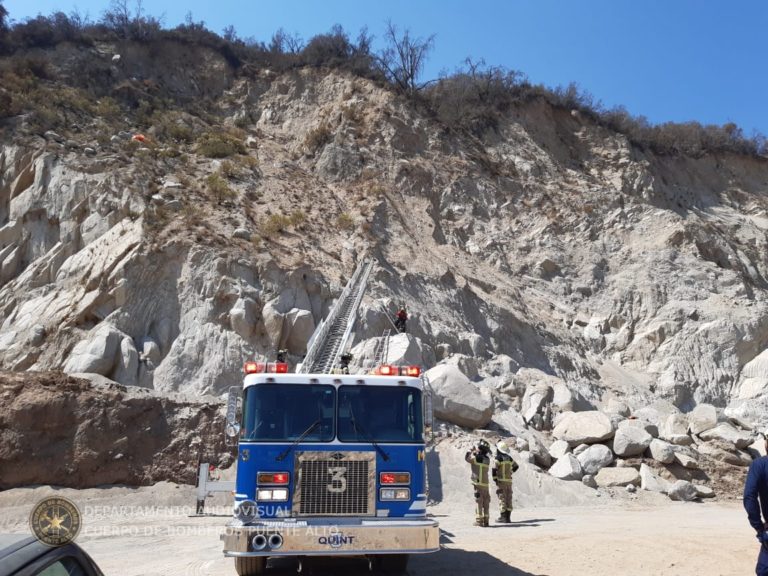 Bomberos rescató a parapentista que quedó en ladera de cerro