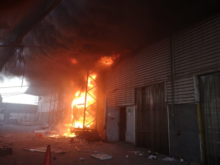 Bomberos controla incendio en ex supermercado de avenida Eyzaguirre