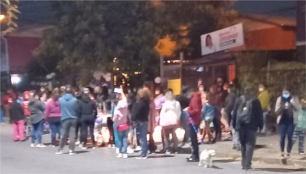 Vecinos realizan velatón en memoria de mujer asesinada en Puente Alto