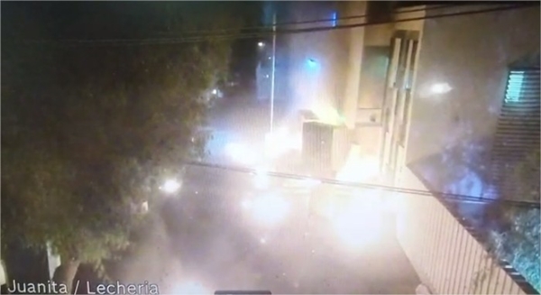 [Video] Nuevamente atacan con molotov a comisaría de Bajos de Mena