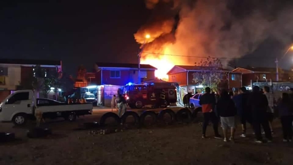 De madrugada: Incendio arrasó con una vivienda en villa Altos de Maipo en Puente Alto