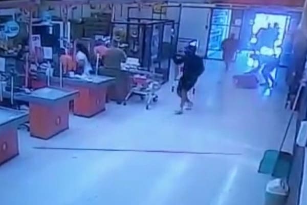 [Video] A balazos carabinero de franco repelió atraco a supermercado en La Florida