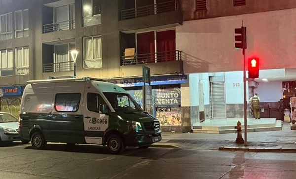 Dos balazos en la cabeza: matan a sujeto al interior de departamento en Santiago Centro