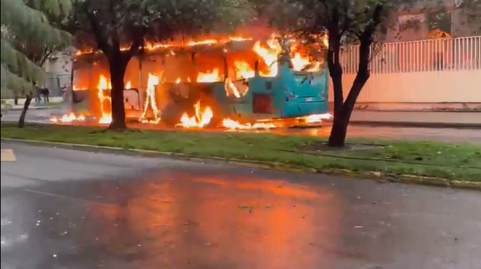 Encapuchados queman buses en cercanías del Liceo de Aplicación