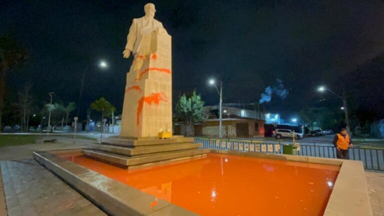 Individuos vandalizaron estatua de Salvador Allende