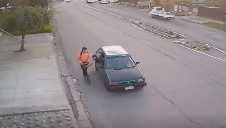 [Video] Insólito: roban scooter desde vehículo en movimiento