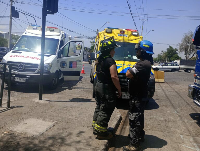 Mujer es atendida por equipos de emergencia tras sufrir lesiones graves en atropello