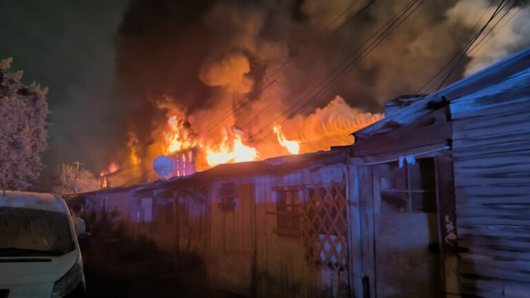 Voraz incendio afectó a distribuidora en Puente Alto