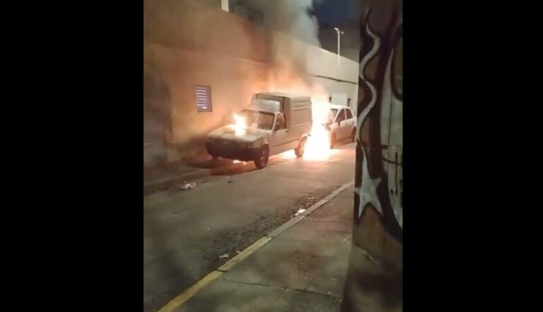 Reunión entre amigos terminó con dos autos incendiados en Santiago
