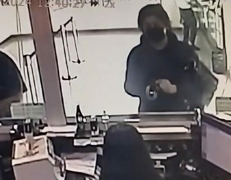 [Video] Llegó en un Lexus y con arma de plástico: detienen a mujer que robó más de 4 millones de un banco 