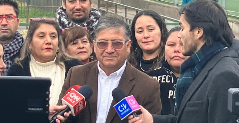 Luis Escanilla llegó a votar en Puente Alto y llamó a los vecinos a participar: “Que los vecinos nos den la confianza”