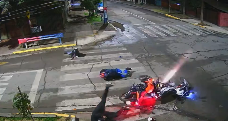[Video] Impactante choque de motoristas en “esquina de la muerte” en Puente Alto