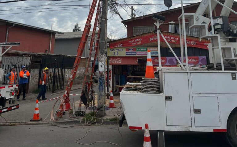 Vehículo derribó poste y dejó sin suministro a clientes CGE