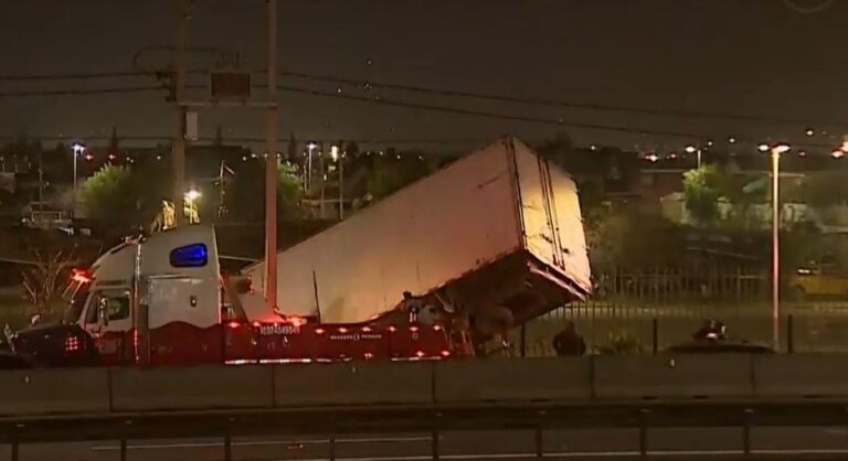 Increíble accidente: Camión quedó colgando en el aire en autopista