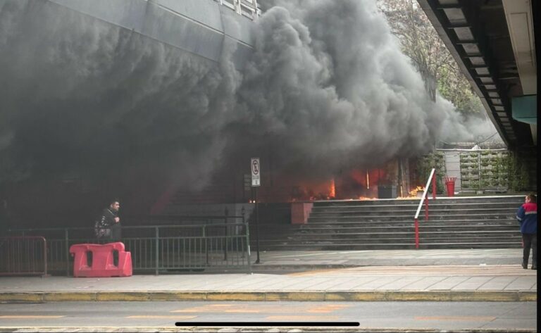 Gran incendio en las afueras del Metro Escuela Militar