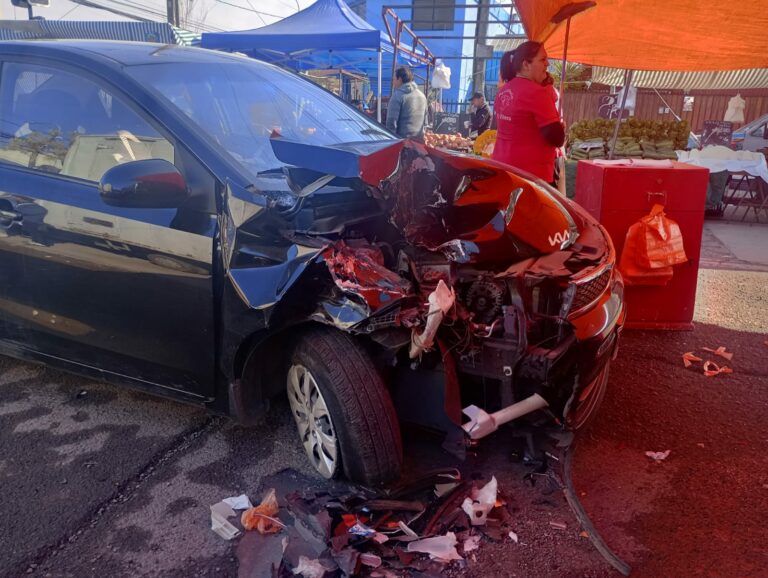 Abandonan vehículo chocado en feria libre de Eduardo Cordero en Puente Alto