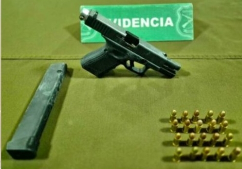 Cuatro detenidos: En auto llevaban pistola adoptada para disparo automático