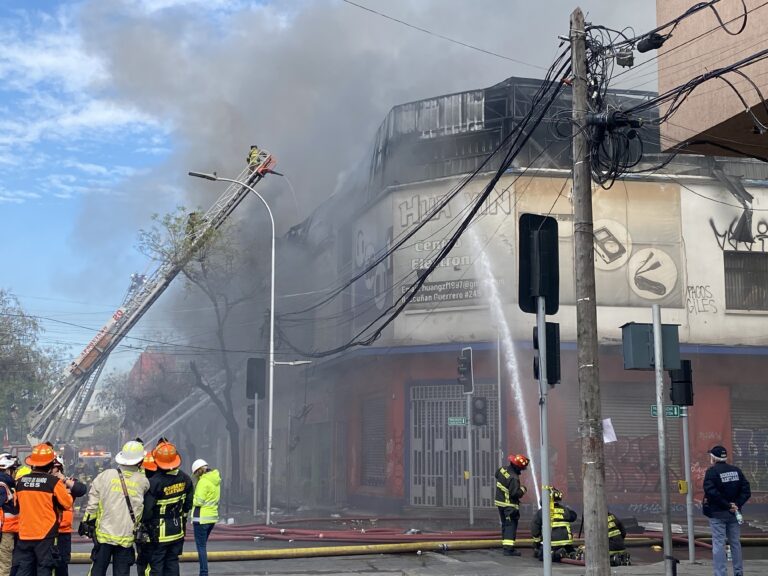 Robo en cajero automático terminó con gigantesco incendio de 30 locales en Meiggs