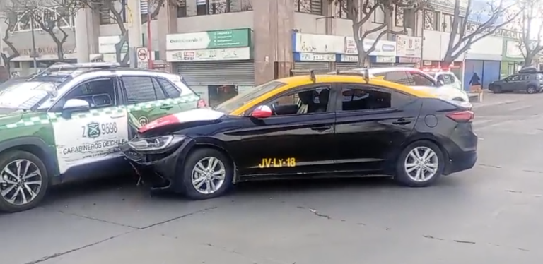 Taxi impactó a patrulla de Carabineros en el centro de Puente Alto