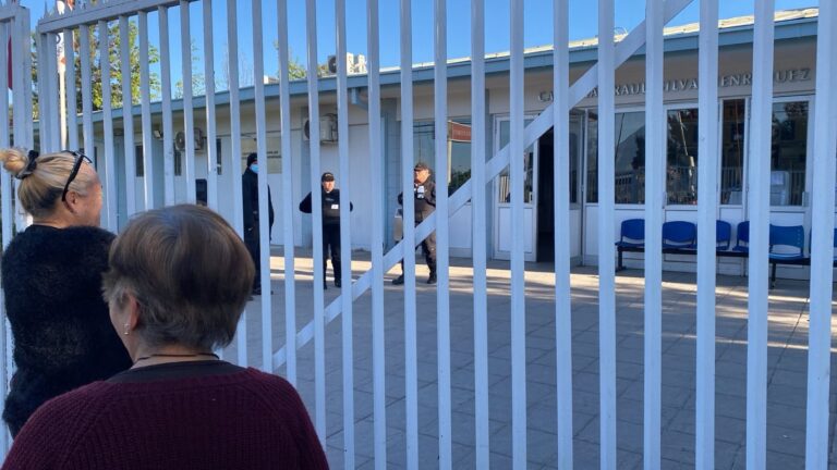 Delincuentes exhibieron armas frente al Cesfam de Bajos de Mena