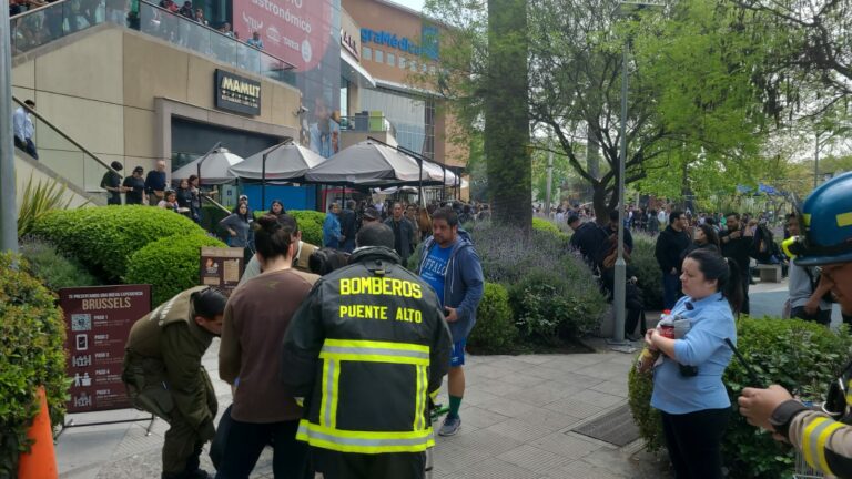 Cuerpo de Bomberos de Puente Alto trabaja en emergencia al interior de Mall Plaza Tobalaba