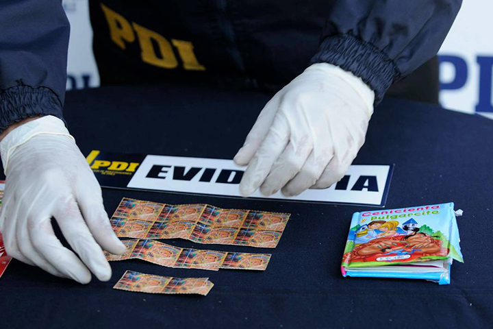 Detectan 300 estampillas de LSD ocultas en libro proveniente desde México