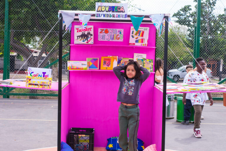 Estudiantes de la Escuela Novomar inauguraron biblioteca móvil en Puente Alto