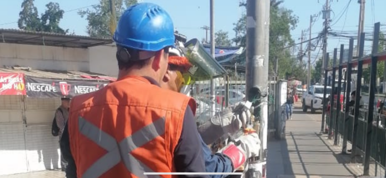 Niña está grave luego de haberse electrocutado en poste fuera del Hospital Sotero Del Río