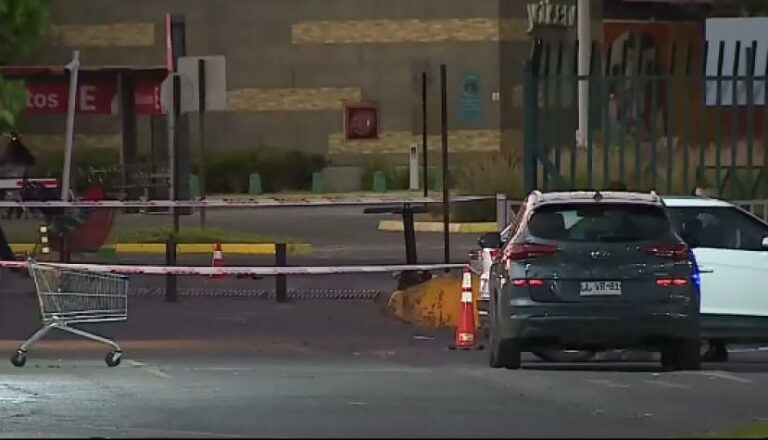 Guardia de Mall muere tras ser aplastado por portón en Puente Alto