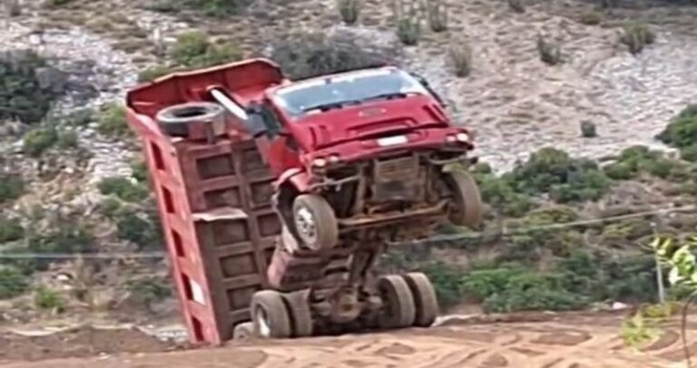 Conductor de camión “salvó de milagro” de caer a quebrada en Casas Viejas