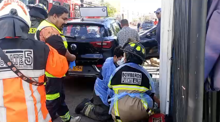 Atropello dejó a persona atrapada entre dos vehículos en centro de Puente Alto