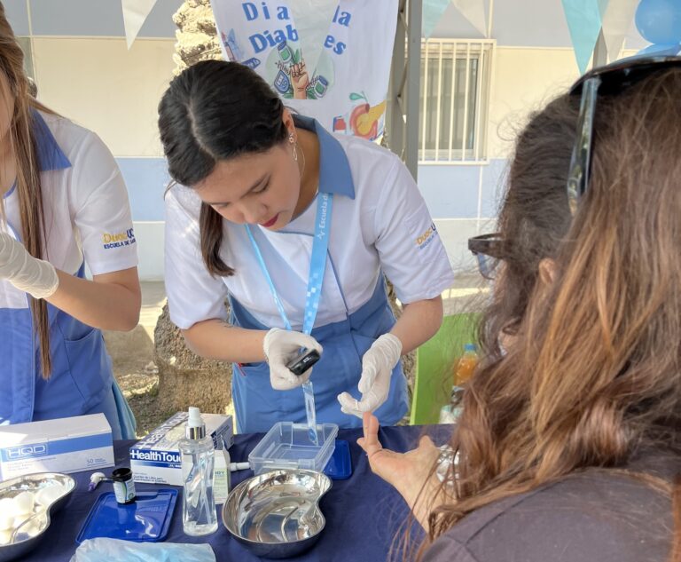 Día Mundial de la Diabetes: estudiantes de Duoc UC realizan operativo preventivo en Hospital Dr. Sótero del Río