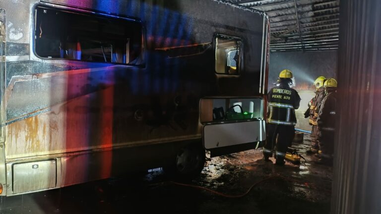 Incendio arrasa con bodega: Bomberos evita tragedia mayor