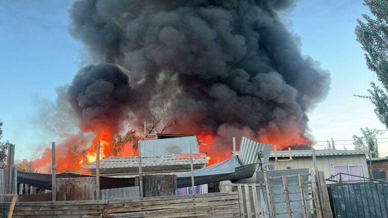 Incendio arrasa con 40 viviendas al interior de campamento