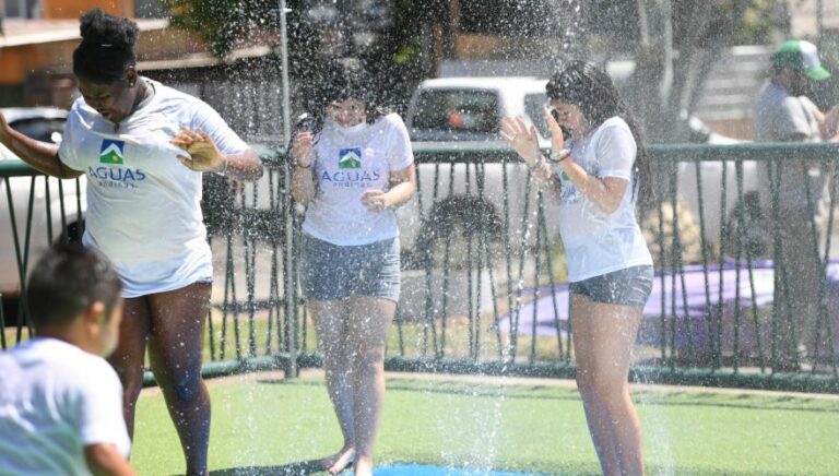 Para capear el calor en Puente Alto: Aguas Andinas inauguró la temporada de plazas de aguas con 43 en la región Metropolitana