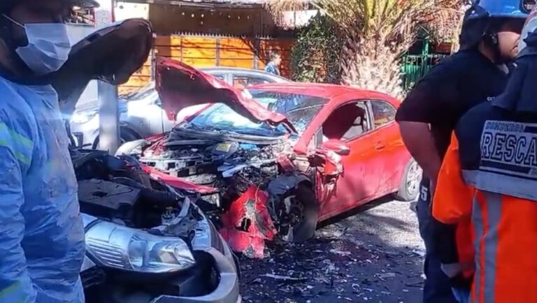 Choque frontal de vehículos en Puente Alto