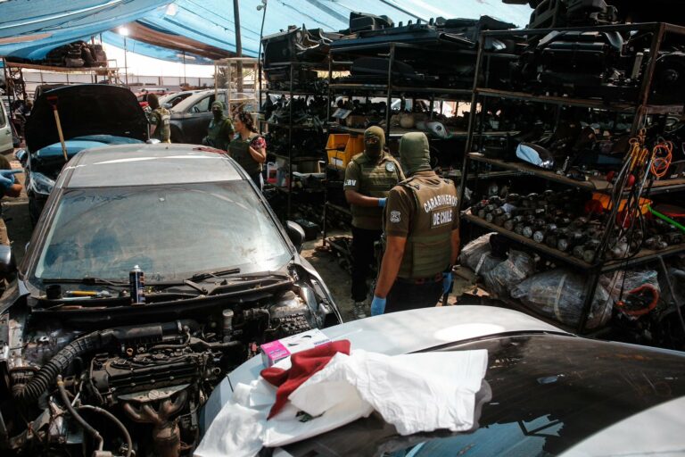 Encuentran desarmaduría clandestina con más de 20 vehículos robados y adulterados en La Pintana