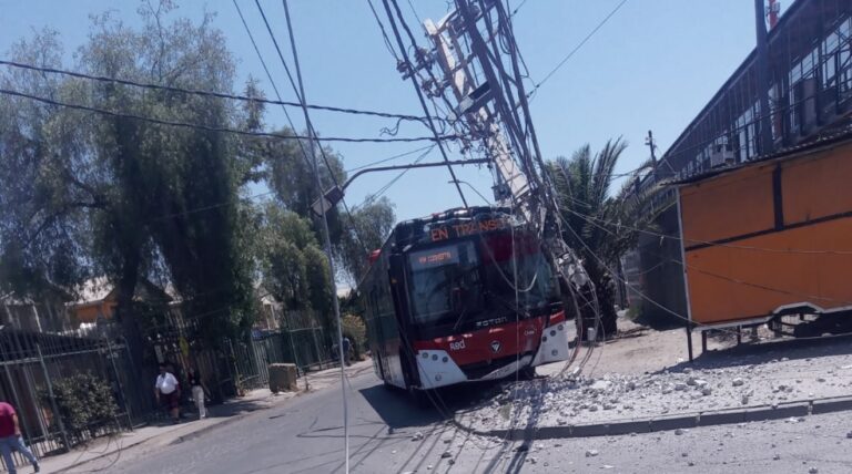 Un herido y masivo corte de luz dejó un violento accidente en Puente Alto