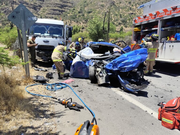 Choque frontal entre camión y automóvil deja al menos tres fallecidos en ruta El Toyo