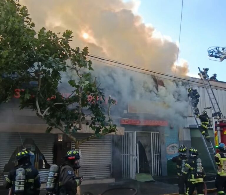 Incendio moviliza a gran cantidad de bomberos en pleno centro de Puente Alto