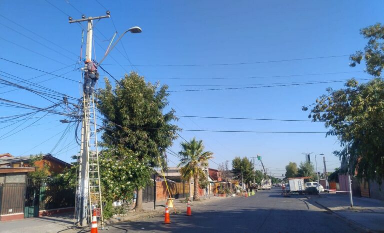 Robo de cable afecta faenas de cambio de poste chocado en Puente Alto