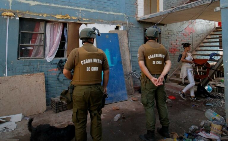 Operativo de desalojo en blocks de Francisco Coloane