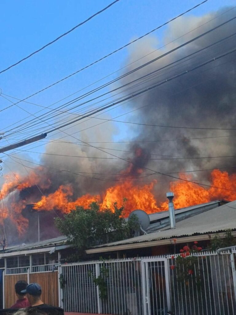 Se incendia segundo piso en casa de la población Oscar Bonilla