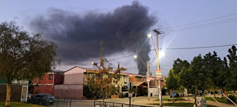 Voraz incendio destruye fábrica de muebles en La Pintana