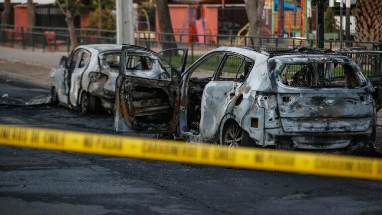 Indagan misteriosa quema de autos en Puente Alto